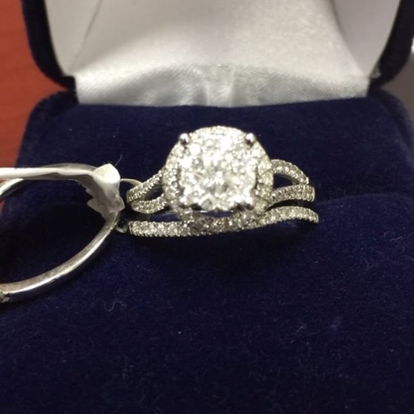 *SALE* 1.03 diamond ring with 2 matching bands - Picture 4 of 8